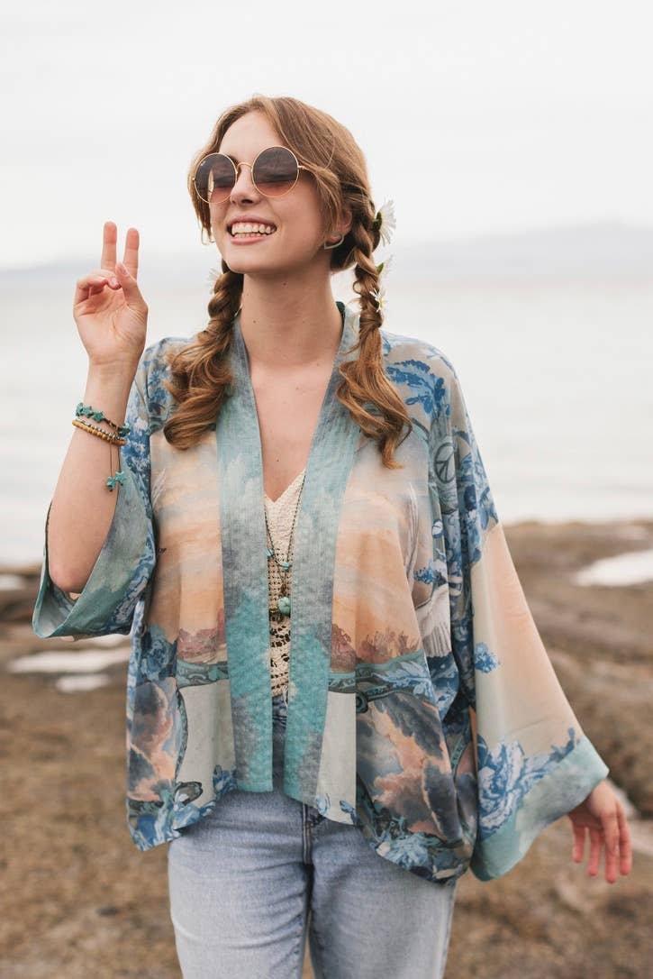 Market of Stars (Worldwide) - Vente Kimono – femme - Kimono court Peace Out Pixie Duster avec colombes et lever de soleil1