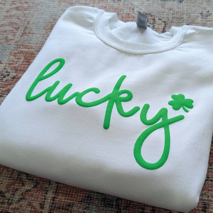 St Patrick Day Crewneck tröja LUCKY Sweater Pufftryck för wholesale av P E T I T R U E