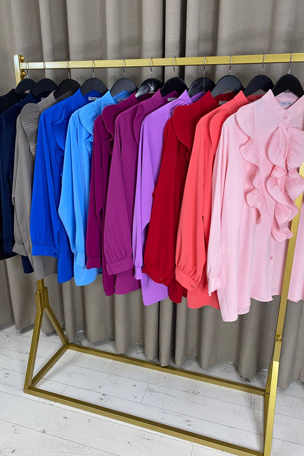 My Winners Direct – Engroshandel Skjorte med buttondown – til kvinder – Bianca Plus skjorte med flæser og lange ærmer2