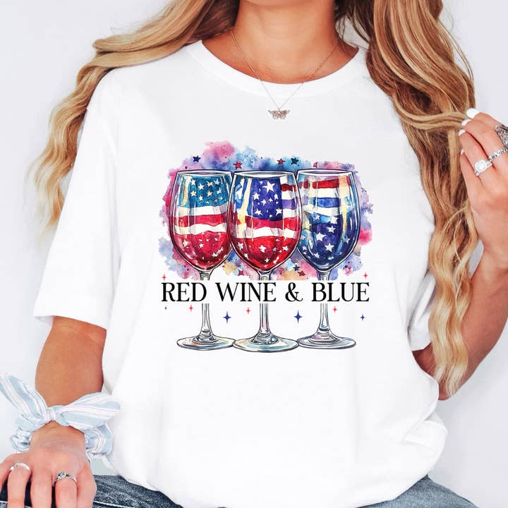 T-shirt graphique du 4 juillet Rouge Vin & Bleu pour la vente par Happy Mail Wholesale