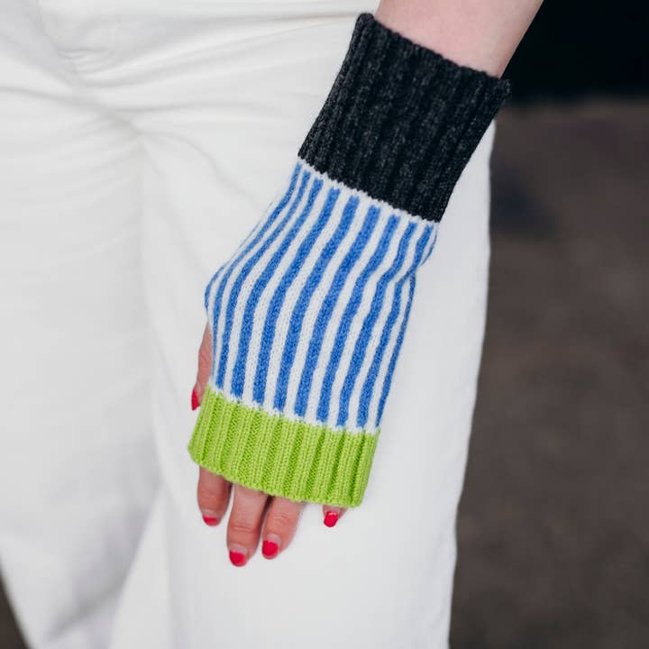 Polswarmers van lamswol in blauw, groen en antraciet voor wholesale door Candy Coated Accessories