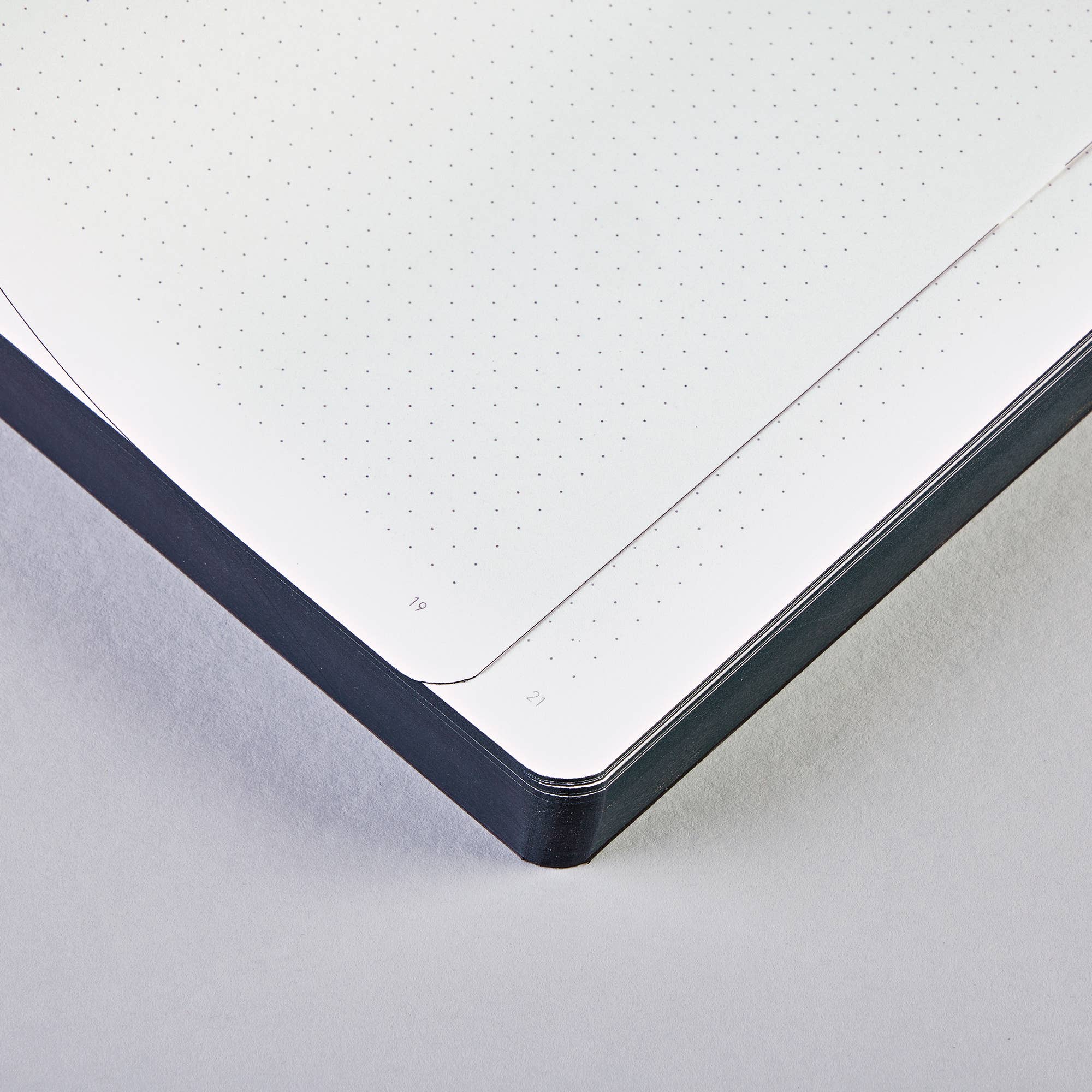 nuuna - Vente Cahiers - Holy Shit - Carnet Graphique L | A5+ | Quadrillage à points 3,5 mm4