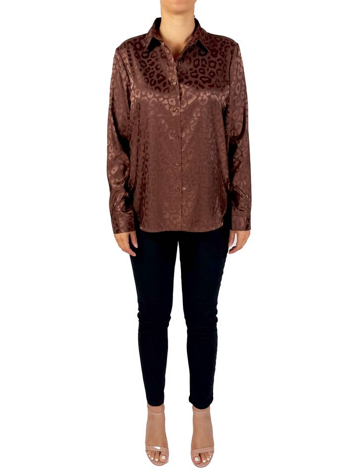 SB2155X-BR - Braun - Bluse mit Knopfleiste und Animal-Print A3678 für den Großhandel von K & C Clothing, Inc.