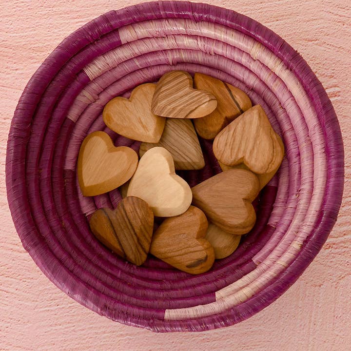 Swahili | AFRICAN MODERN - Vente Décorations de table - Douzaine de mini cœurs plats en bois d'olivier sauvage1