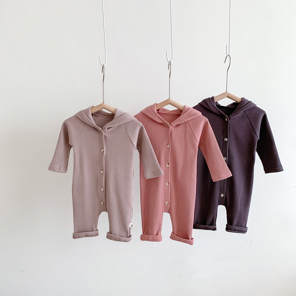 Annie & Charles – wholesale Byxdress - Baby – Annie & Charles® babyoverall med kaninöron och knappstängning11