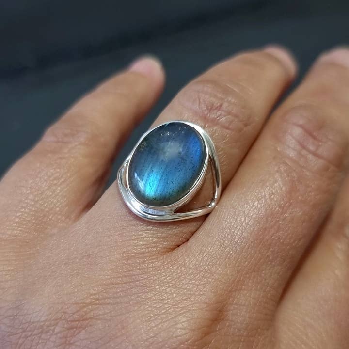 Mistry Gems – Engroshandel Statementring – Unisex Oval Labradorit Ring | 925 Sølv | 15mm x 12mm2
