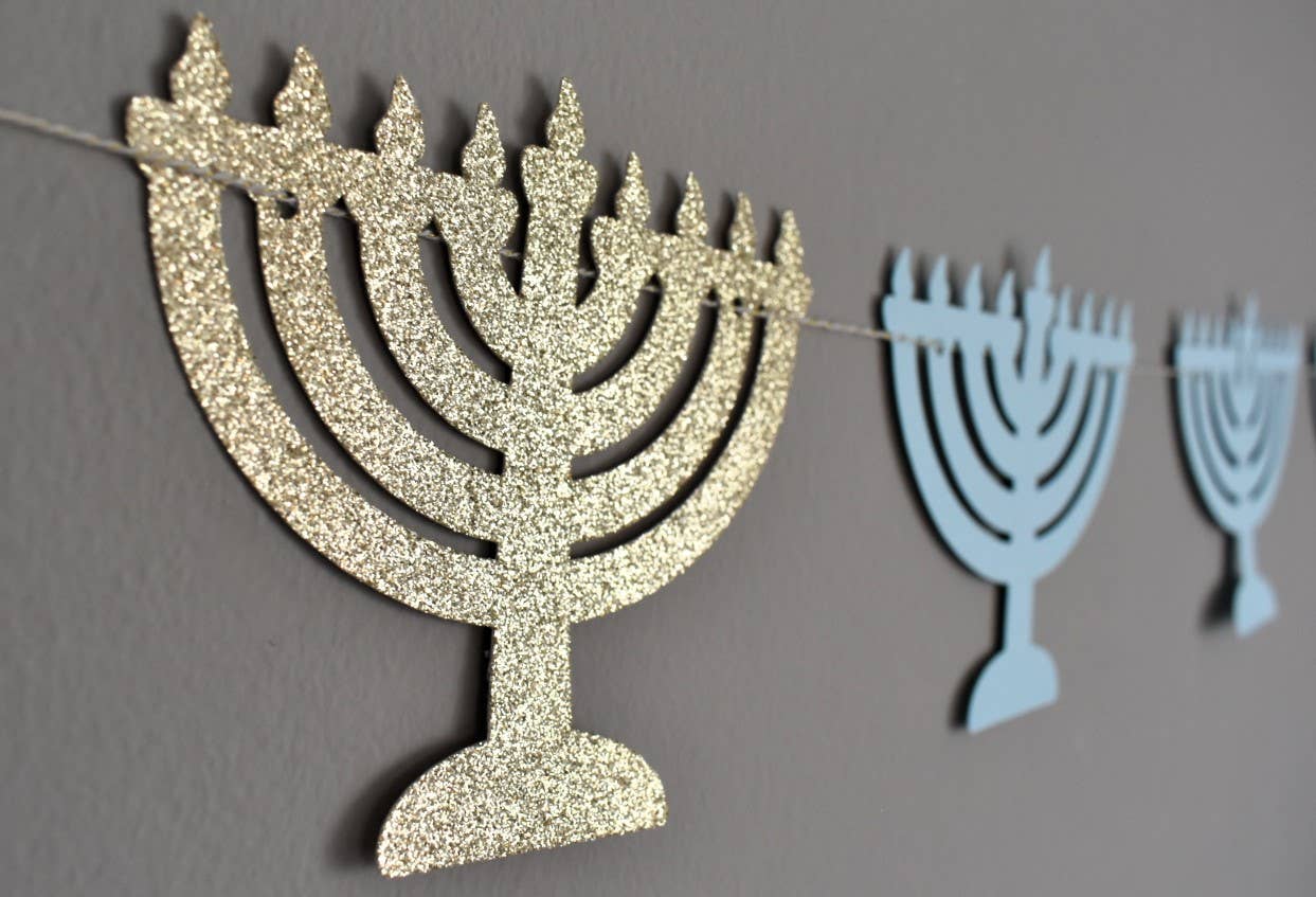 thekitcut – wholesale Hanukkah Decoration – Hanukkah Menora Garland |  LIght Blue  and Gold Menoras 6