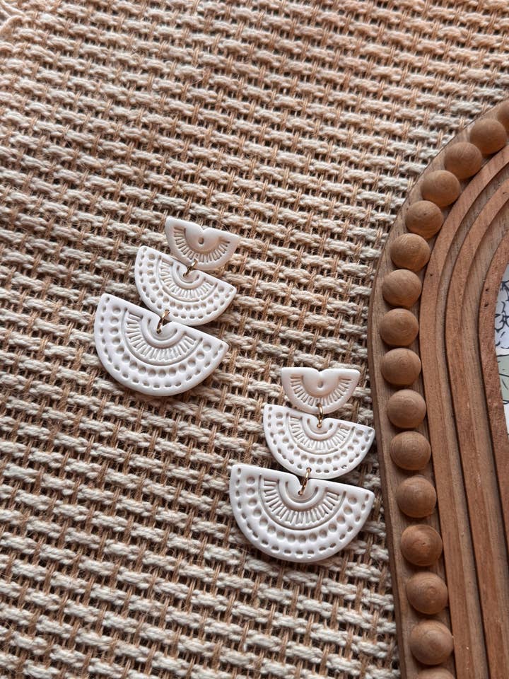 Vita Statement Örhängen i Polymerlera för wholesale av Watch Me Bloom