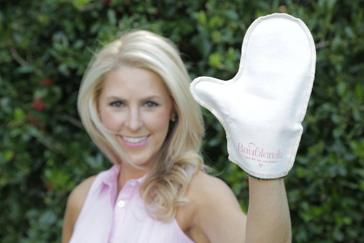 Baublerella - Wholesale Jewelry Cleaner - Glitzy Glove Anti-Tarnish Jewelry Polishing Mitt6