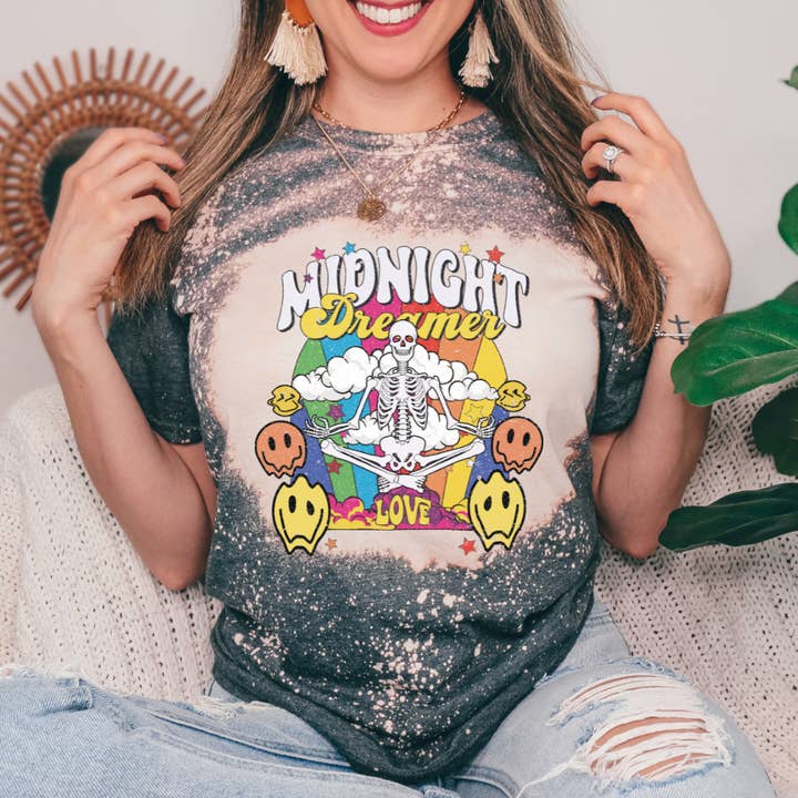 T-shirt imprimé Midnight Dreamer Bleached pour la vente par Londas Trendy Tees