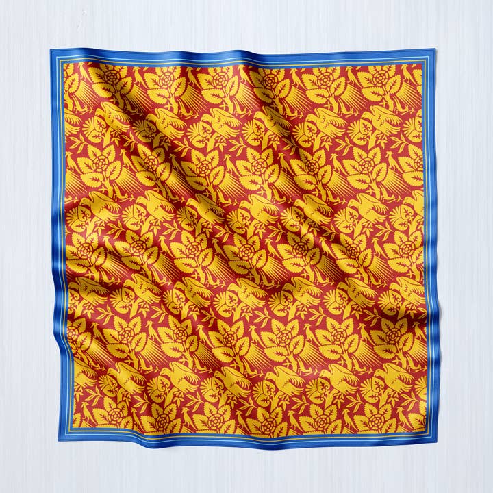 Forêt médiévale avec oiseaux (orange/rouge), écharpe carrée/châle bohème de luxe, fabriquée sur commande, faite à la main et sans cruauté envers les animaux pour la vente par Ebon et Noir LLC