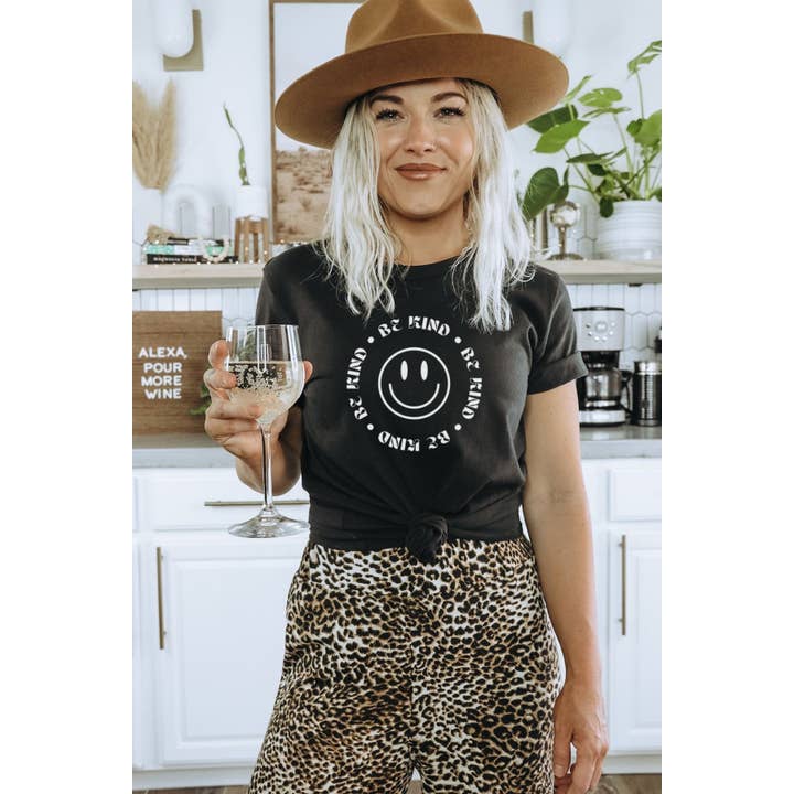 Sei nett Smiley-Grafik-T-Shirt für den Großhandel von Bella Me