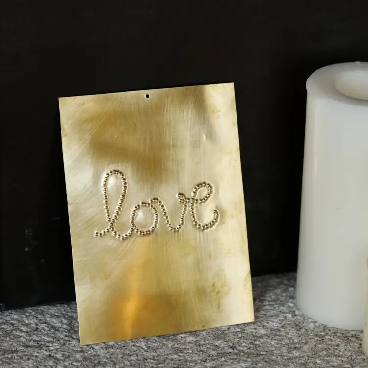 Collection Maroc – Großhandel 3D-Wandkunst – Geprägte Messingplatte „LOVE“ 20 x 15 cm0