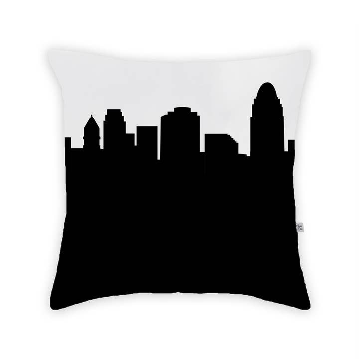 Cincinnati OH Skyline Coussin grand pour la vente par Anne Cate