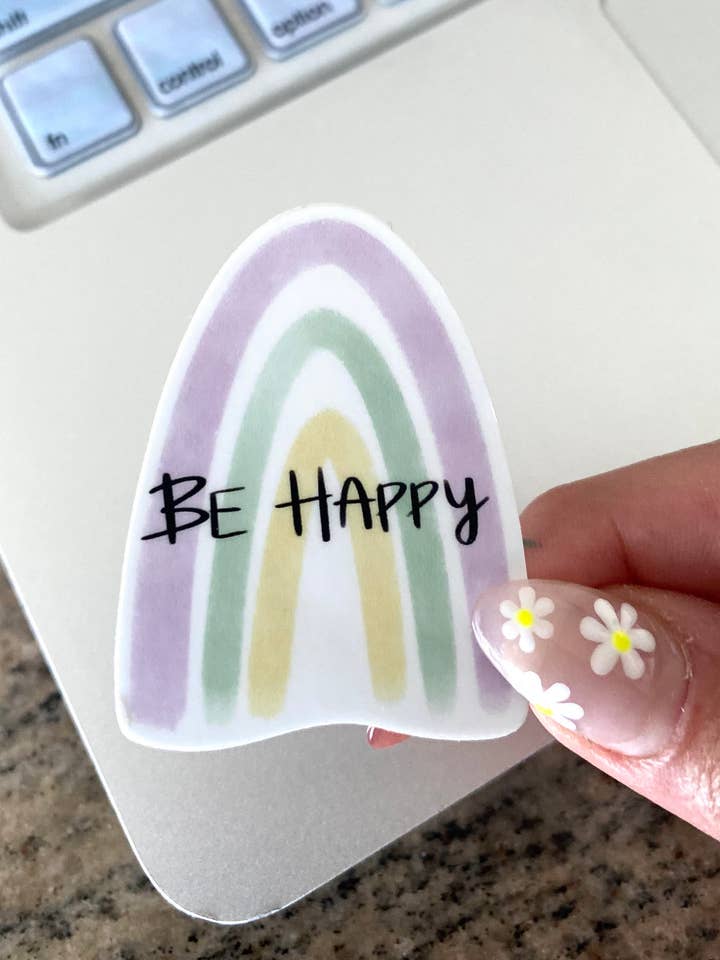 Autocollant arc-en-ciel en vinyle Be Happy | Autocollant avec citation de positivité | Design arc-en-ciel moderne | Autocollant en vinyle pour ordinateur portable pour la vente par Papi Hour