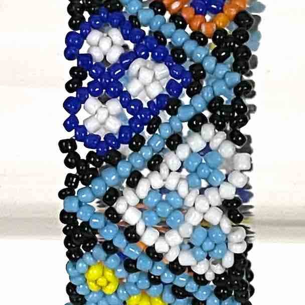 The Niger Bend – Großhandel Perlenarmband – Breites, gewebtes Perlenarmband mit kleinen Perlen und Blumenmuster - Togo