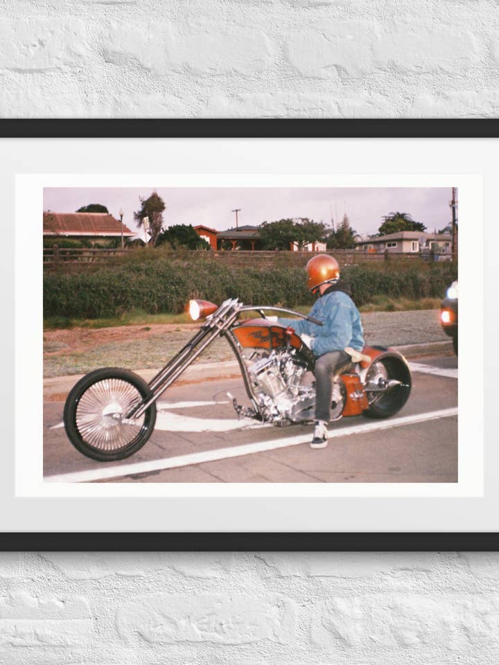 Westcoast Red Chopper Ride | 35-mm-Film gerahmtes Poster – Kalifornien PCH Motorrad-Reise-Print für den Großhandel von Stix and Stoned