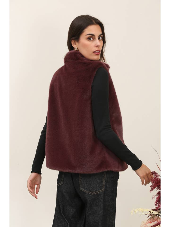 Attrait Paris - Wholesale Outerwear Vest - Women's - Ultra-soft faux fur sleeveless vest17