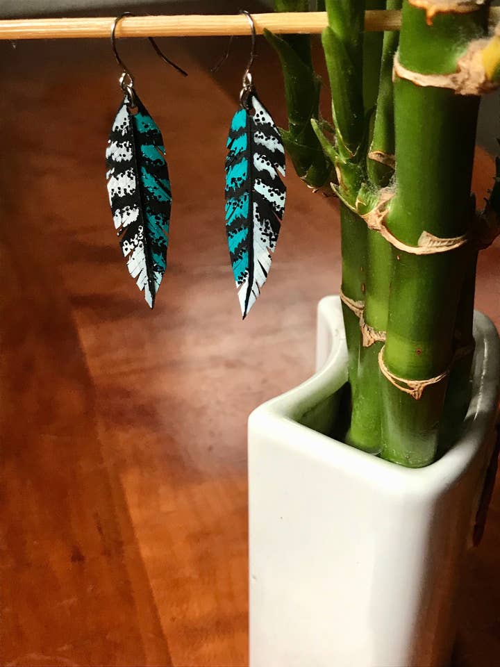 Ohrringe aus recyceltem Fahrradschlauch mit Federdesign für den Großhandel von R3recycledgoods