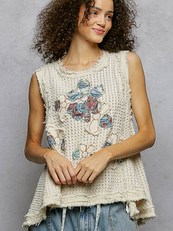 Haut en denim sans manches à col rond avec patch fleur. pour la vente par Pol Clothing