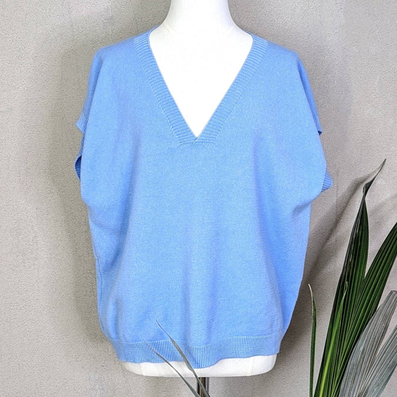 Tempest Designs – wholesale Knit top – Women's – Viscose mix knitted tank top with V-neck4