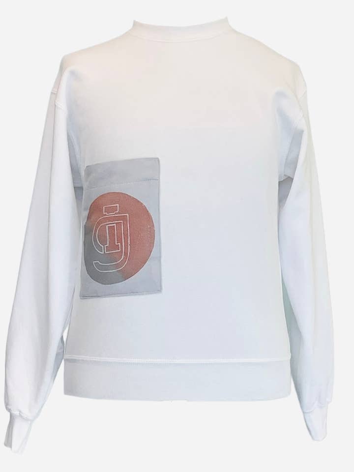 Vit tröja med Suedette framficka och Musé-logotyp för wholesale av Impromptu Musé