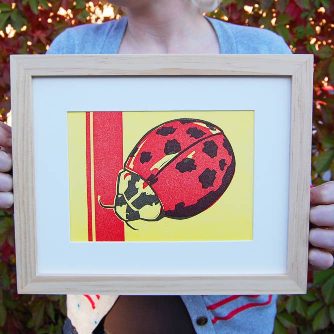 Impression artistique sur linogravure en forme de coccinelle pour la vente par Two Tone Press