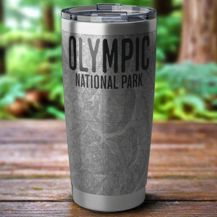Olympic Nationalpark Topografischer Becher 20oz Echte USGS-Karte Doppelwandiger Verschluss mit Auslaufschutz für den Großhandel von Parks Apparel