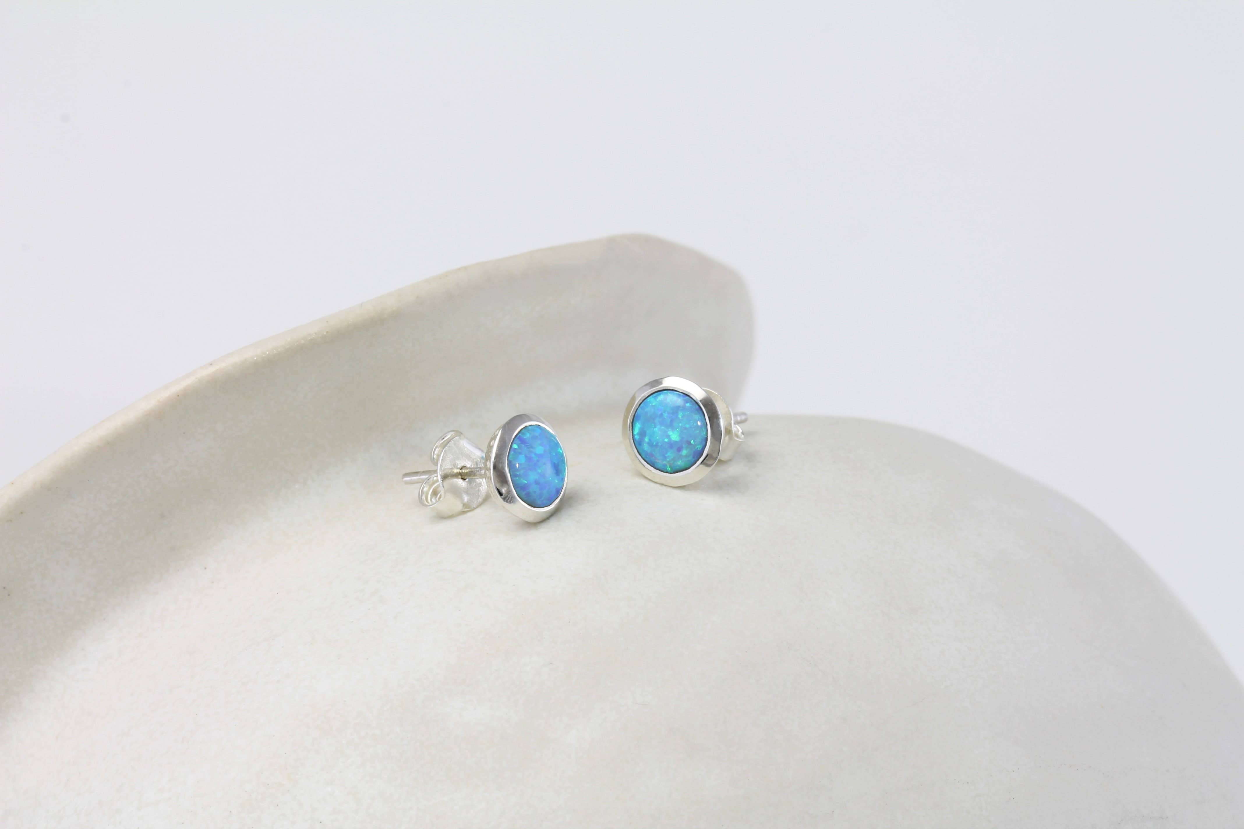 Banyan Jewellery - Vendita all'ingrosso Orecchini a bottone - Orecchini a bottone fatti a mano in argento sterling con opalite blu2