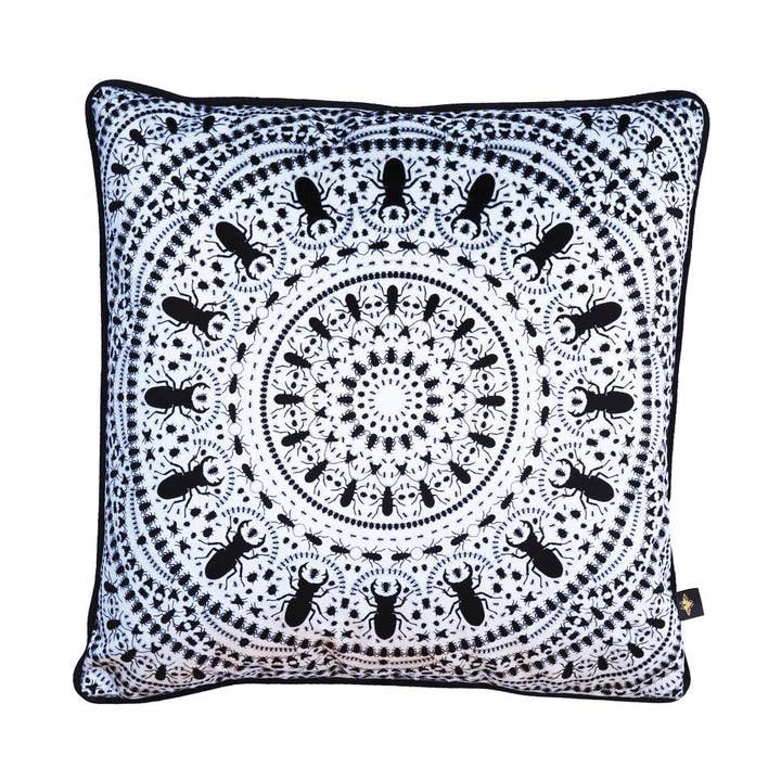 Insekt Mandala weiß: Samtkissen für den Großhandel von The Curious Department