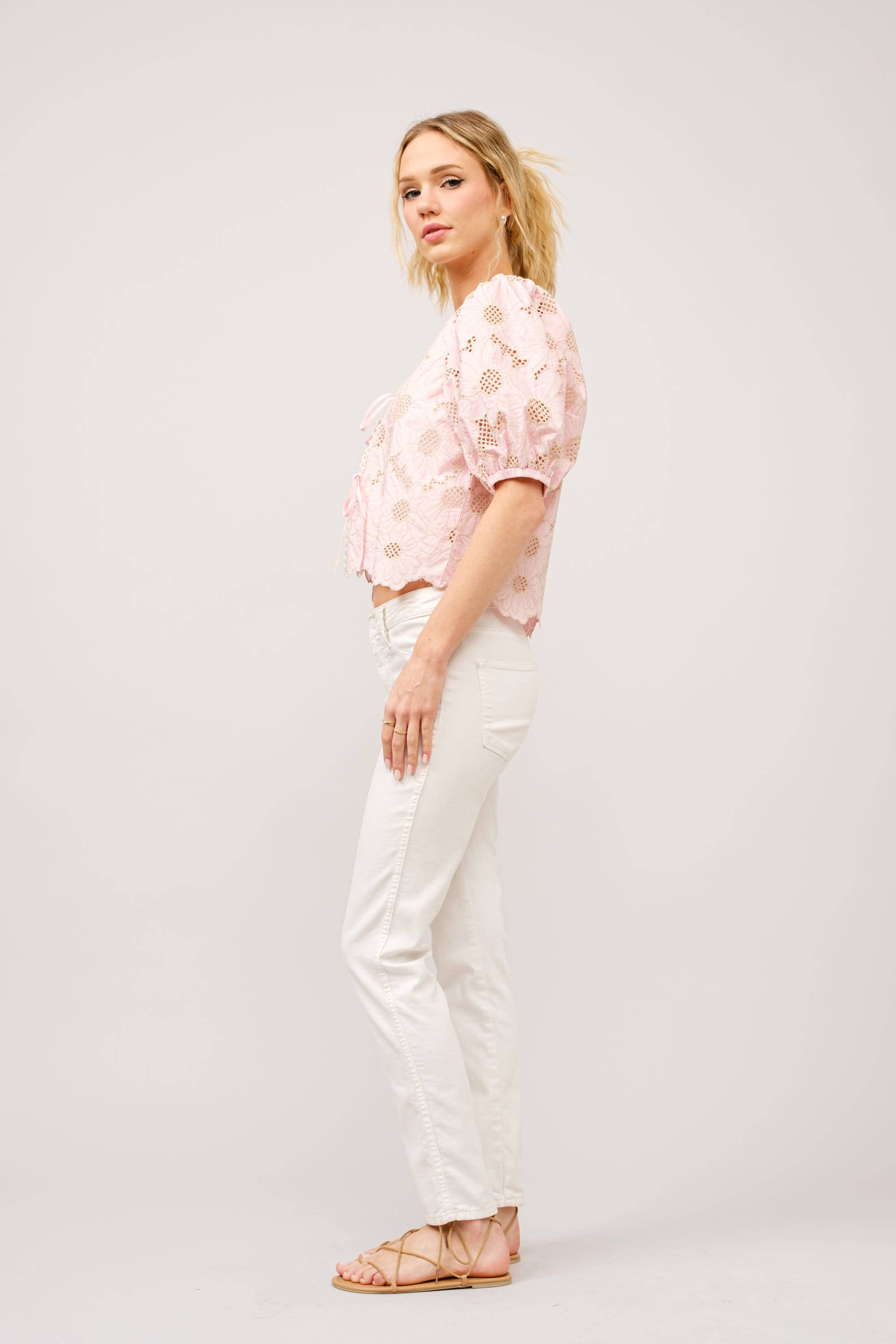 ROSA Top de algodón con bordado metálico, lazo frontal y dobladillo en forma de concha de venta al por mayor en Faire4