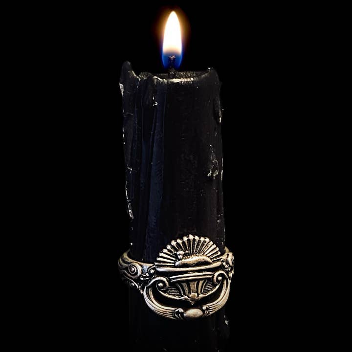 Velvet Apparition - Venta al por mayor Anillos grandes/de cóctel - Reserva un ataúd de cordero
Anillo con asa en plata de ley envejecida