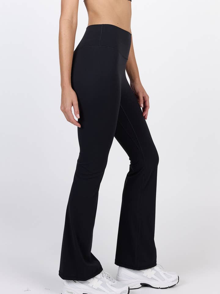 Confort Essentiel | Pantalon Flare Infini Noir pour la vente par DK Active