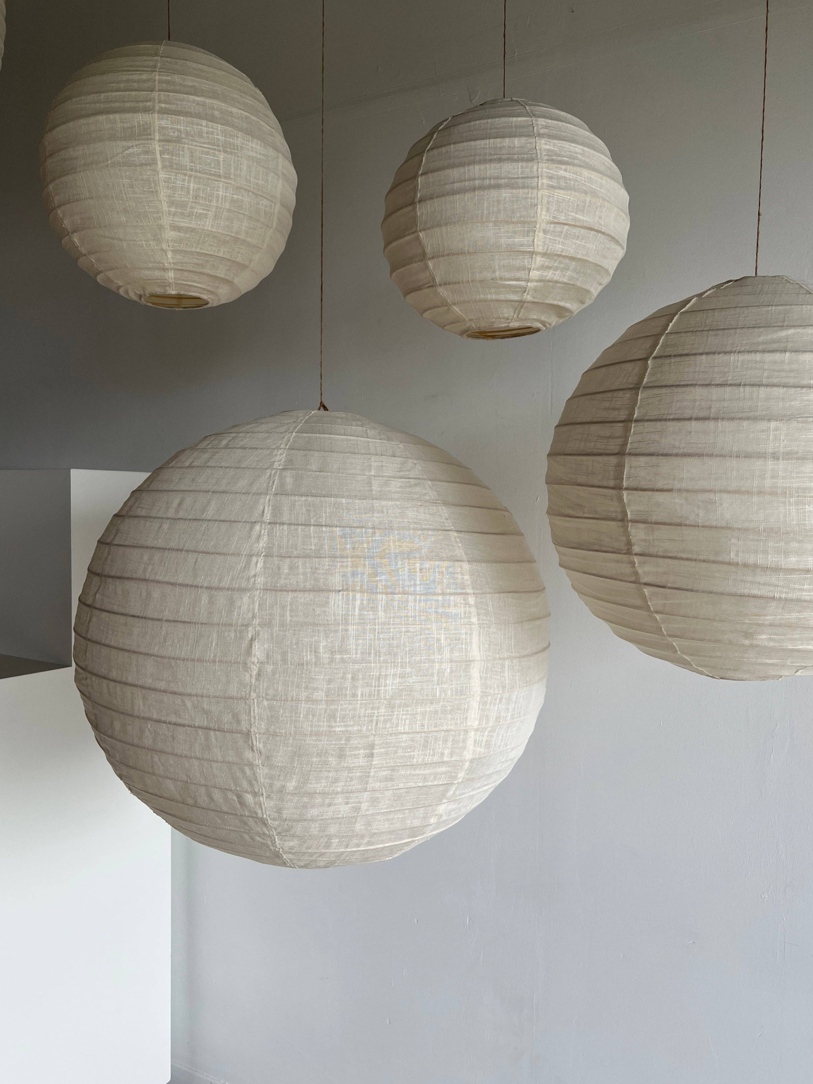 Office Objets - Wholesale Chandelier/Hanging Light - Medium round Japanese-style pendant light in rattan and natural linen D:4019