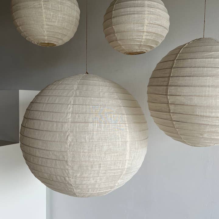 Office Objets - Wholesale Chandelier/Hanging Light - Medium round Japanese-style pendant light in rattan and natural linen D:4019