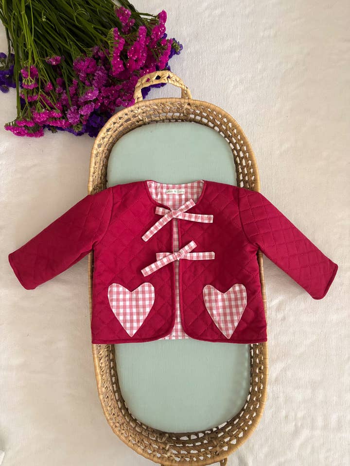 Wendbarer Matelassé-Mantel in Bordeaux und Vichy-Rosa für den Großhandel von Maria Jasmim Baby & Child