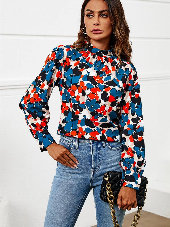 Top a collo alto a maniche lunghe con stampa floreale in blu per la vendita all'ingrosso da parte di FS Collection (Germany)