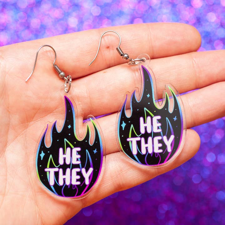 Boucles d'oreilles pronom acrylique He/They pour la vente par Crafty Queer Studio