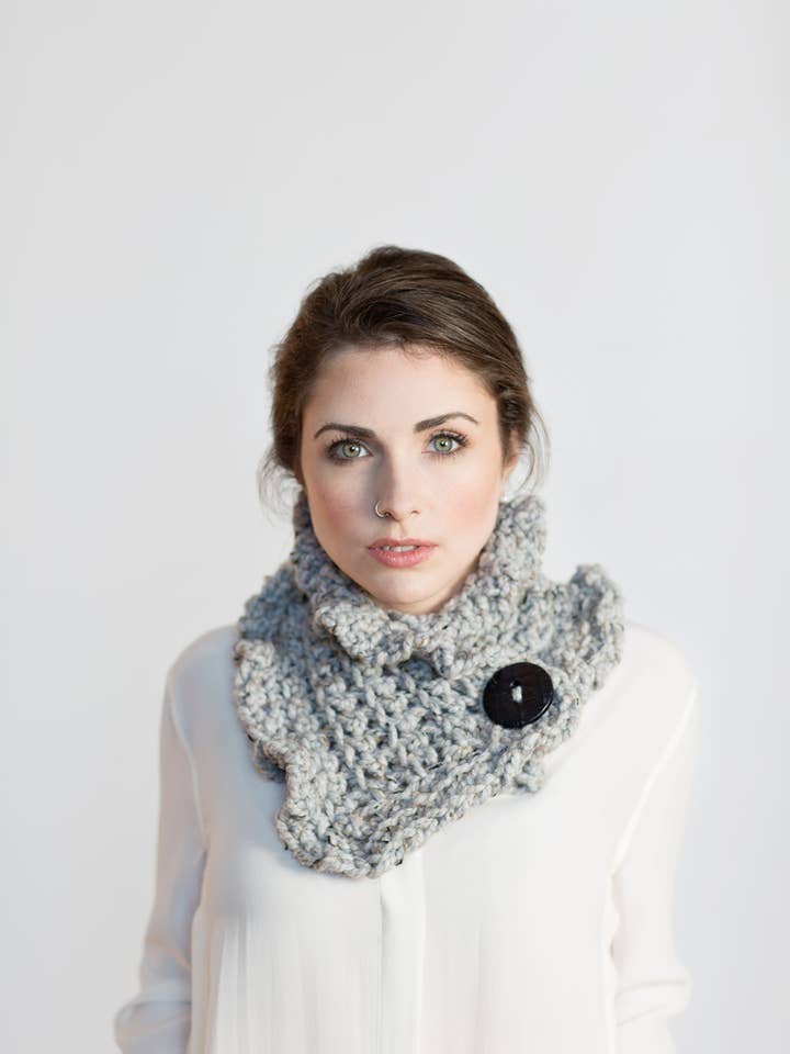 Bufanda volante cuello gris niebla para venta al por mayor de Rachel Cordaro