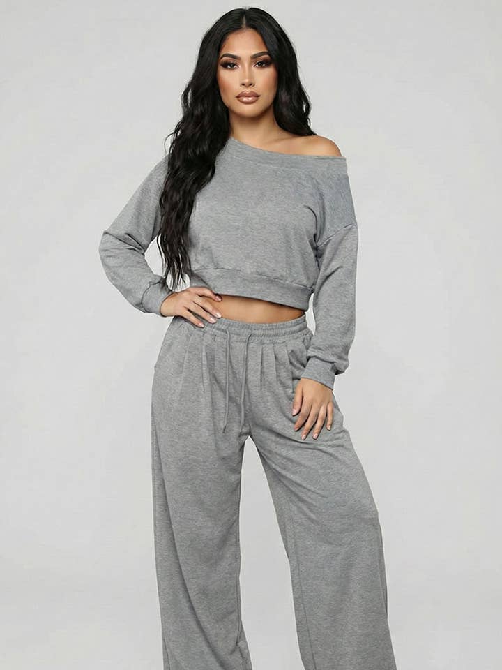 Ensemble de détente en molleton français à épaules dénudées Effortless Ease pour la vente par CAPELLA APPAREL