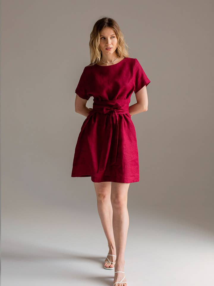 Vestido de bridesmaid de linho bordeaux com cinto bordeaux para mulher mini por atacado de Nich Linen