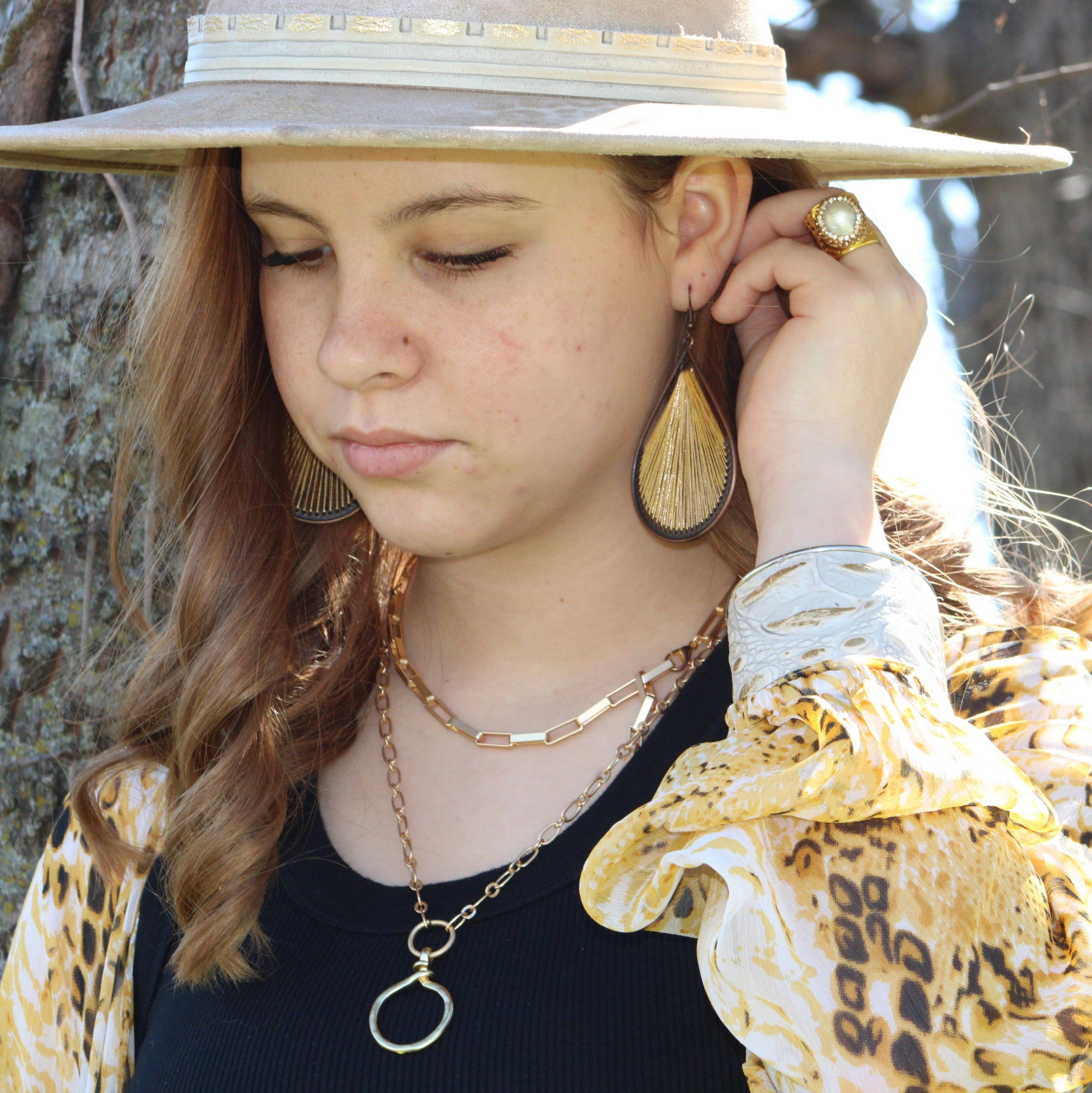 The Jewelry Junkie – wholesale Hängande örhängen – Stora vävda Teardrop örhängen i senap 206a2