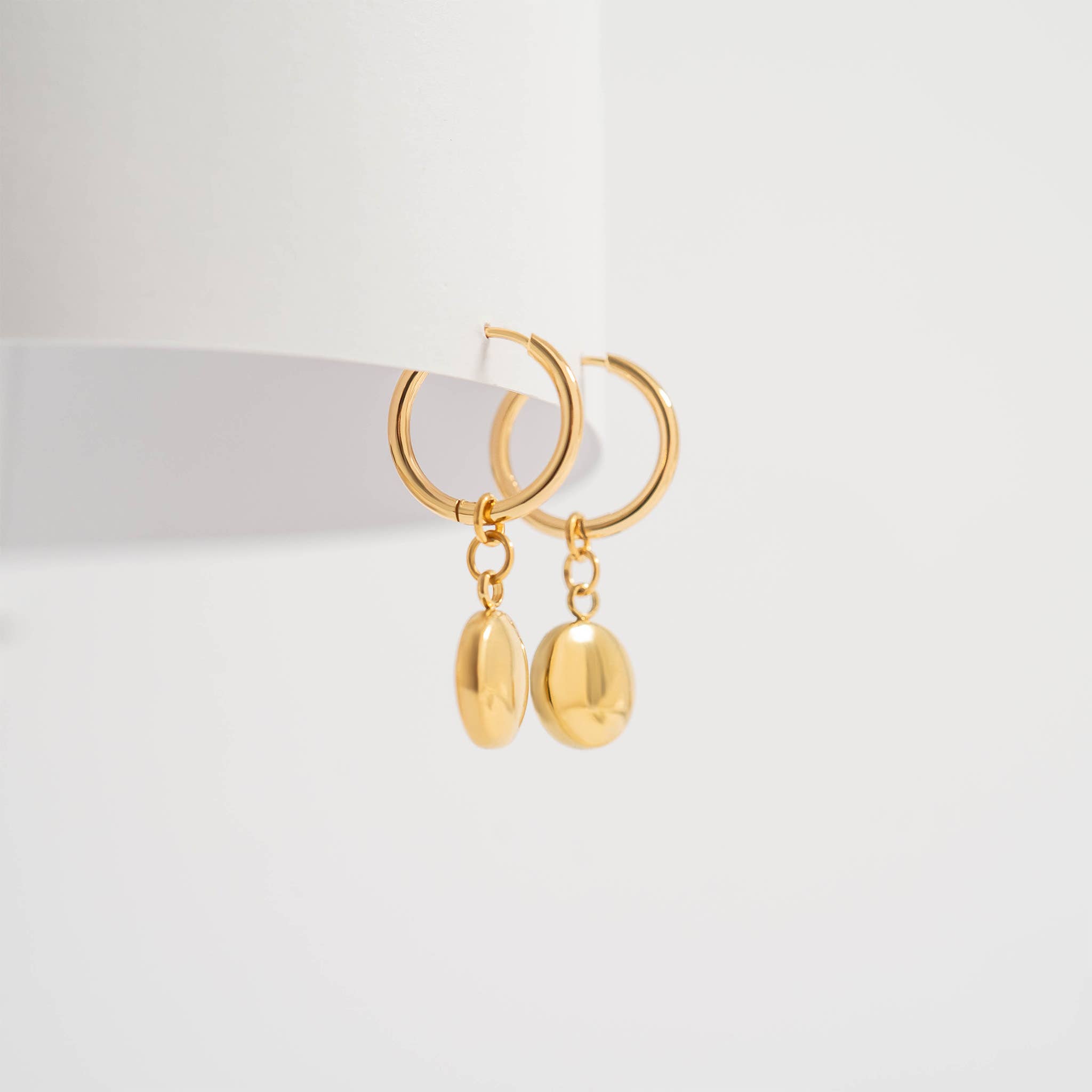 WJW - Vendita all'ingrosso Orecchini a cerchietto - Orecchini a cerchio con ciondolo a moneta in acciaio inossidabile con PVD oro 18K1