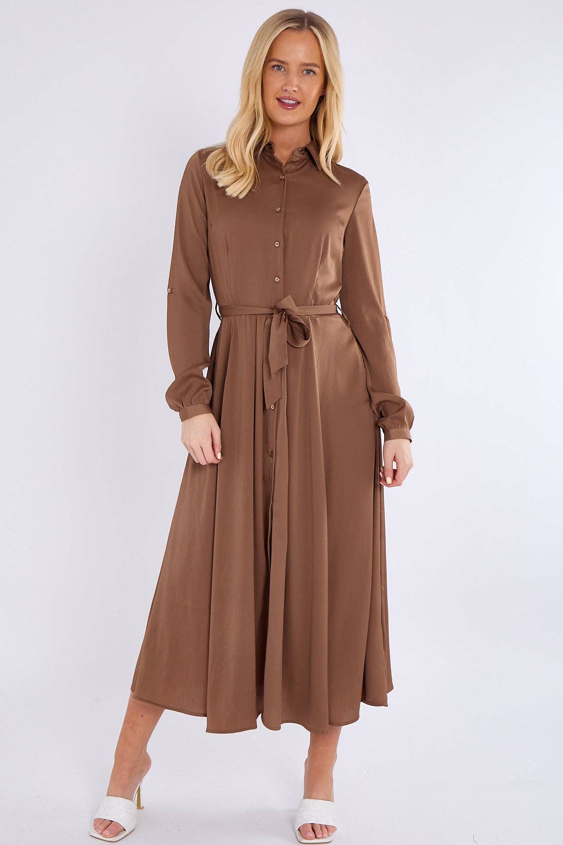 marrone Abito camicia maxi a strati in raso a maniche lunghe color moka in vendita all'ingrosso su Faire1