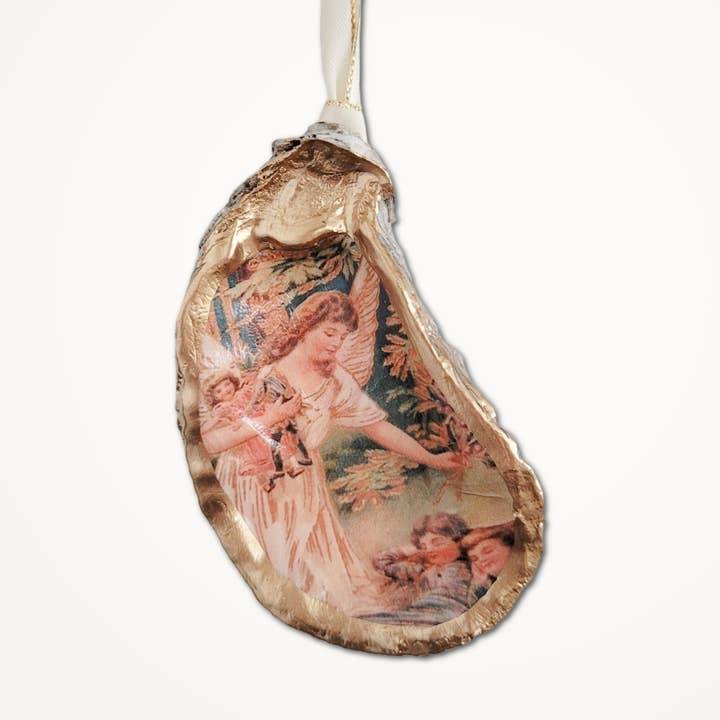Engel mit Geschenken • Austernschalen-Ornament für den Großhandel von Beatrixbell Handcrafted