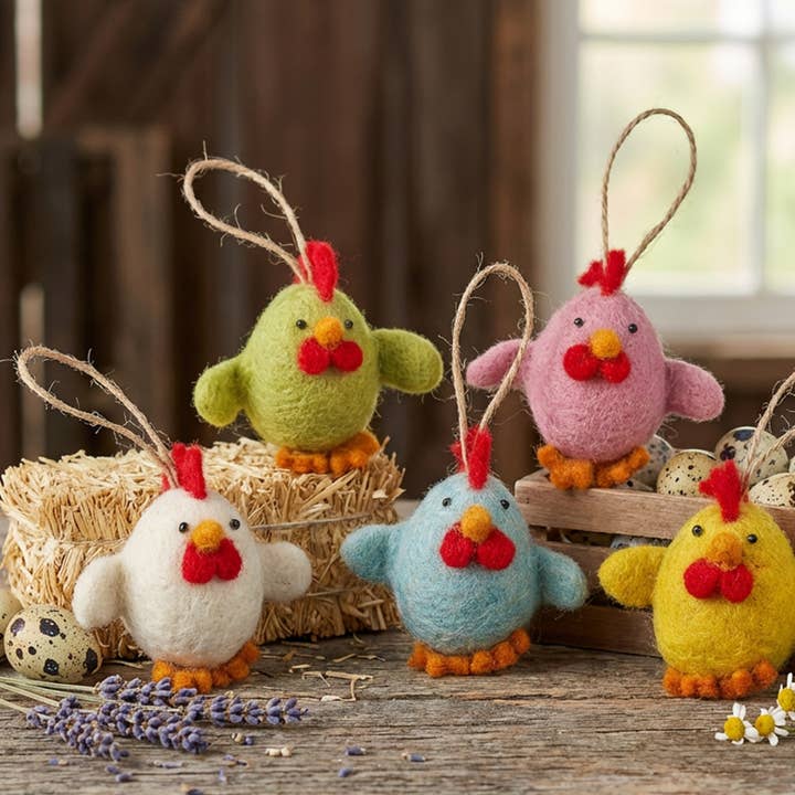 Håndlavede filtede små kvidrende kyllinger til ophæng i assorterede farver for engroshandel hos Felt So Good