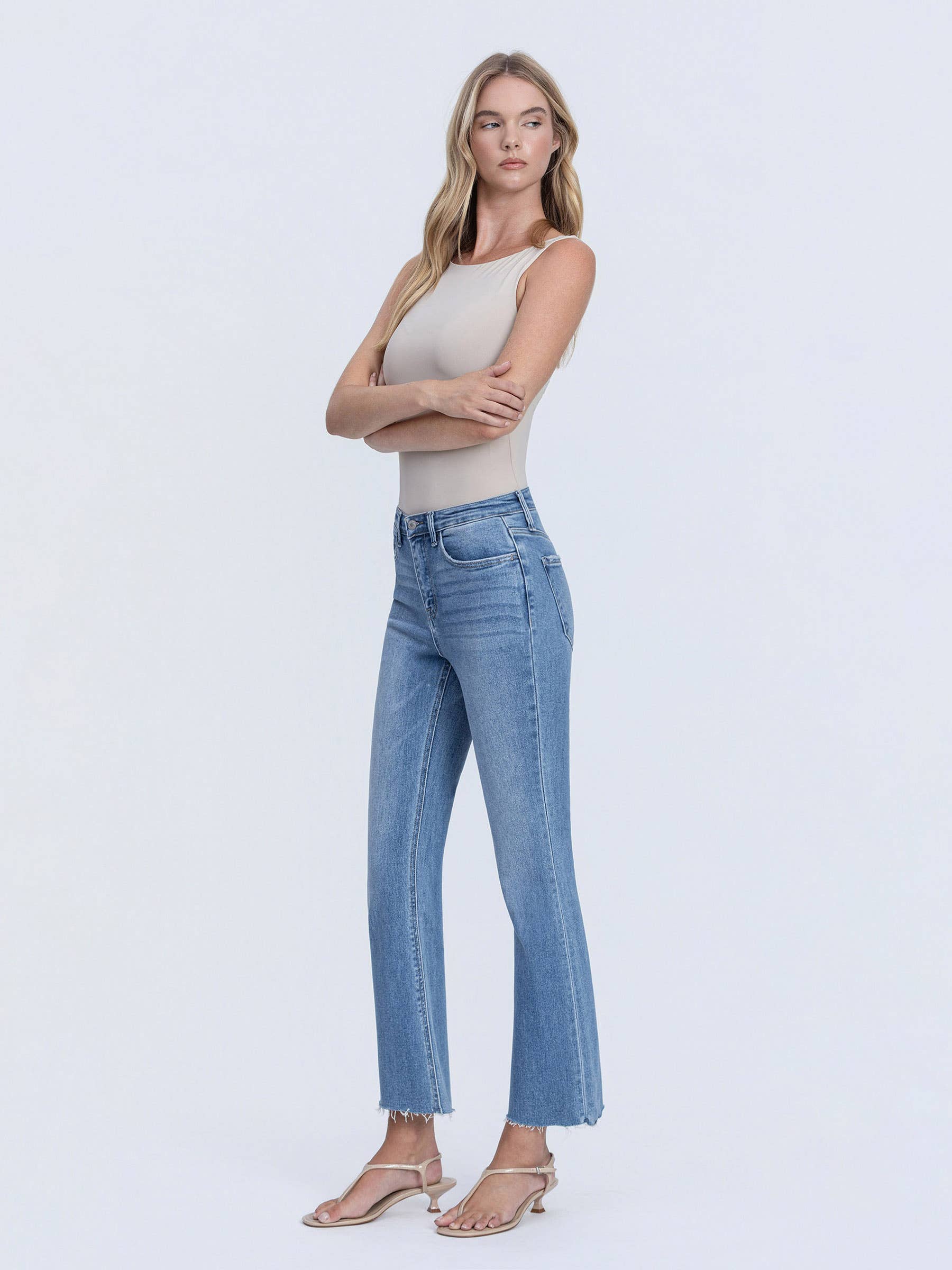 REPTAR CALÇA JEANS DE ALTURA E CORTE LIMPO COM BAINHA CRUA CROP FLARE T6344 para venda a revendedores na Faire4