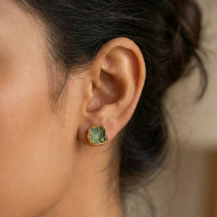 Handgemaakte aquamarijn oorbellen in zijn natuurlijke vorm verguld voor wholesale door Aromatik Australia