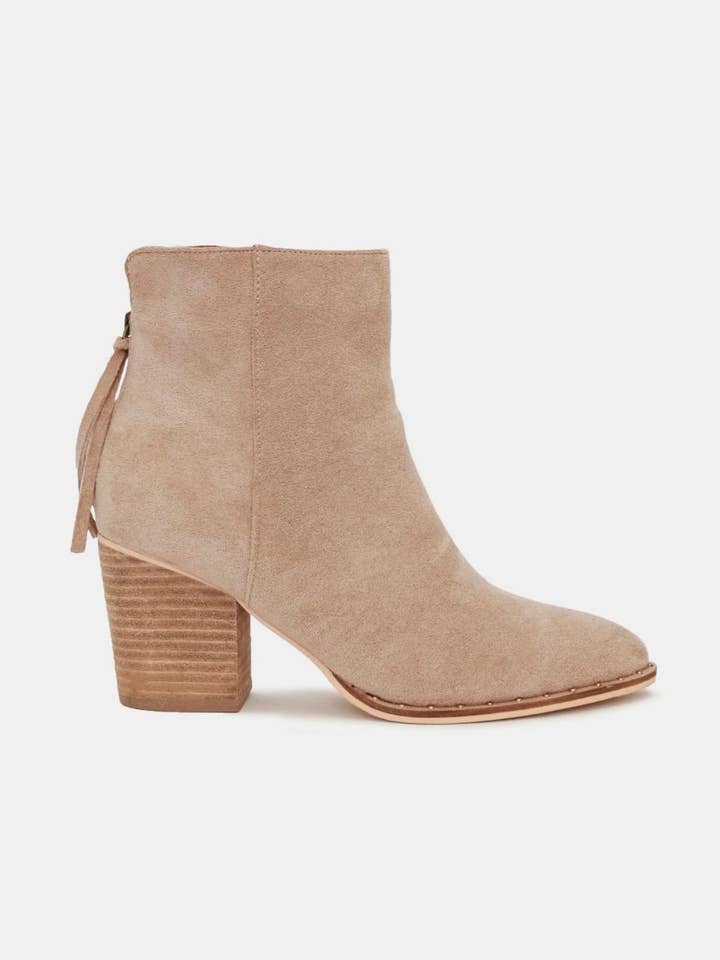 Taupe Beast Fashion mocka spetsiga ankelboots för wholesale på Faire