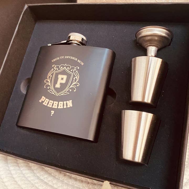 Whiskyfles cadeau set - Vraag aan de peetvader in luxe doos voor wholesale door La vie en magenta